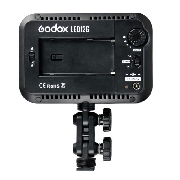 Godox Led 126 -videovalopaneeli näkyy takaa, ja siinä on säätönupit, paristopaikka, virtakytkin ja näkyvä kiinnityskannake.