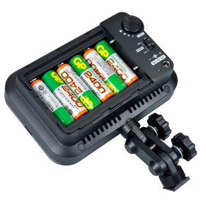 Godox Led 126 musta LED-videovalaisin, jonka paristolokero on avattu ja jonka sisältä paljastuu neljä AA-paristoa. Valon vieressä on kiinnitysteline, jossa on säädettävät nupit.