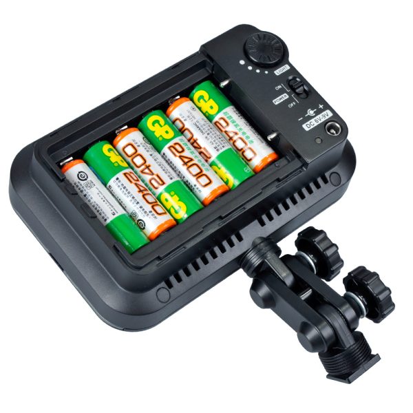 Godox Led 126 musta LED-videovalaisin, jonka paristolokero on avattu ja jonka sisältä paljastuu neljä AA-paristoa. Valon vieressä on kiinnitysteline, jossa on säädettävät nupit.