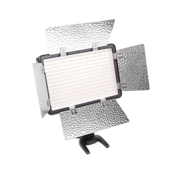 Godox Led 308C II on suorakulmainen LED-studiovalopaneeli, jossa on neljä säädettävää hopeista lato-ovea ja joka on asennettu mustaan jalustaan, ihanteellinen valokuvaukseen tai videovalaistukseen.