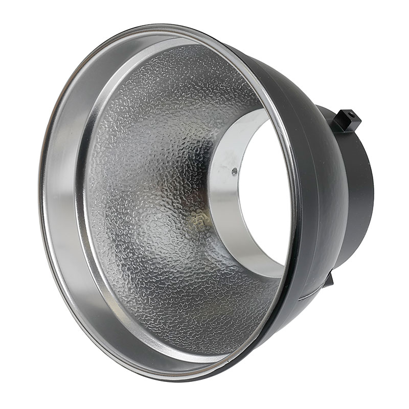 Godox Standard Reflector 7" -heijastimessa Bowens-kiinnityksellä on hopeinen, kuvioitu sisäpuoli ja pyöreä keskiaukko, kuvattuna kulmassa valkoista taustaa vasten.