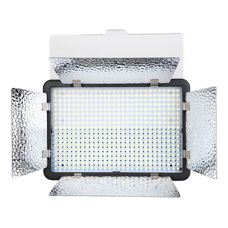 Godox LED 500LR-W Daylight on suorakulmainen paneelivalaisin, jossa on rivejä pieniä LED-lamppuja ja neljä säädettävää, kuvioidun hopeanväristä lato-ovea valon suuntaamiseksi, kuvassa valkoista taustaa vasten.