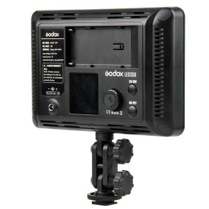 Mustan värinen Godox Led 308C -videovalaisinpaneeli, joka näkyy takaa ja jossa on paristopaikka, ohjauspainikkeet, näyttö ja näyttö, ja joka on asennettu säädettävään jalustaan.
