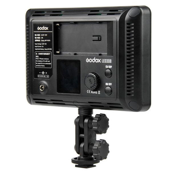Mustan värinen Godox Led 308C -videovalaisinpaneeli, joka näkyy takaa ja jossa on paristopaikka, ohjauspainikkeet, näyttö ja näyttö, ja joka on asennettu säädettävään jalustaan.