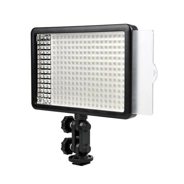 Godox Led 308C on suorakulmainen LED-videovalaisinpaneeli, jossa on läpikuultava diffuusori, säädettävä kiinnike ja kaksi säätönuppia ja joka on suunniteltu käytettäväksi kameroiden tai valokuvauslaitteiden kanssa.