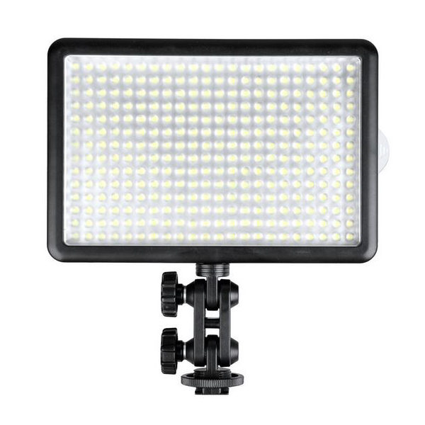 Godox Led 308C on suorakulmainen LED-videovalaisinpaneeli, jossa on pienten LEDien ruudukko, joka on asennettu säädettävään mustaan kiinnikkeeseen, jossa on nupit kulman säätöä varten, ja joka näkyy eristettynä valkoisella pohjalla.