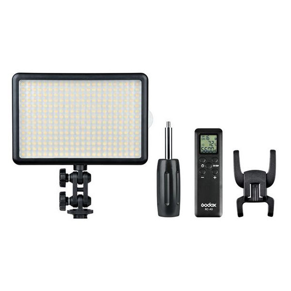 Godox Led 308C suorakulmainen LED-videovalaisinpaneeli, jossa on säädettävä kiinnitys, kahva, asetuksia näyttävä kaukosäädin ja musta kiinnityskannatin on sijoitettu vierekkäin valkoiselle taustalle.