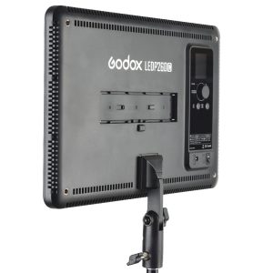 Godox Led P260C:n takanäkymä jalustalle asennettuna, jossa näkyy sen ohjauspaneeli, tuuletusaukot ja akkukilpi.