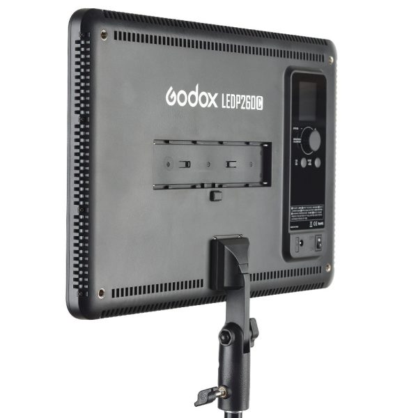 Godox Led P260C:n takanäkymä jalustalle asennettuna, jossa näkyy sen ohjauspaneeli, tuuletusaukot ja akkukilpi.