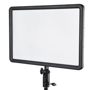 Godox Led P260C, suorakulmainen LED-paneelivalaisin, jossa on musta runko, on asennettu säädettävään jalustaan ja näytetään hieman sivukulmasta valkoista taustaa vasten.