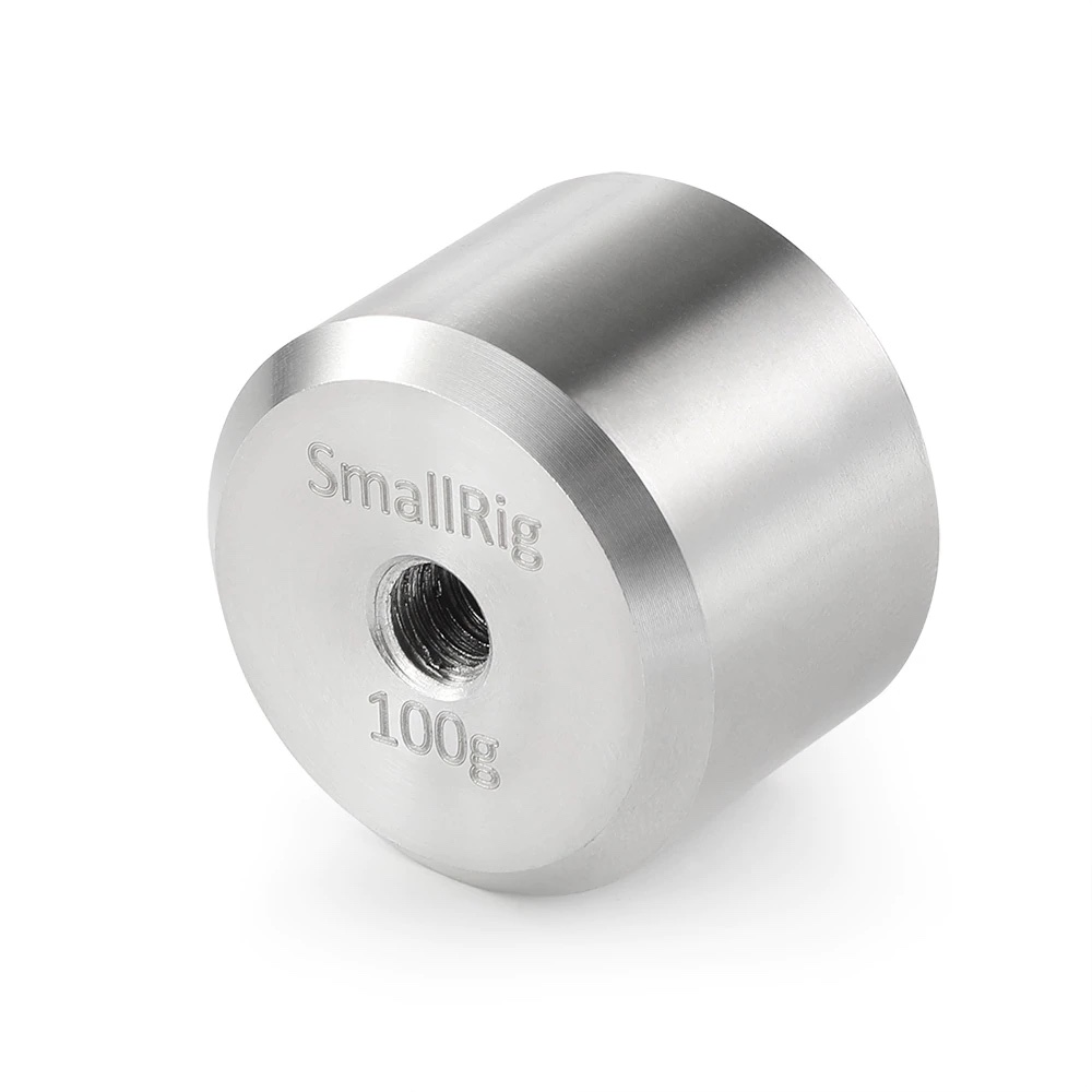 SmallRig 2284 vastapaino (100 g) DJI Ronin S & Zhiyun Gimbal -vakainta varten on sylinterinmuotoinen hopeinen metallipaino, jossa on kaiverrettu pinta ja keskellä kierteitetty reikä kiinnitystä varten.