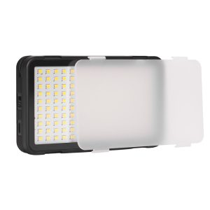 Godox Led LEDM150 on suorakulmainen LED-valopaneeli, jossa on pienistä keltaisista valoista koostuva ruudukko, joka on osittain peitetty puoliksi läpinäkyvällä valkoisella diffuusorilla.