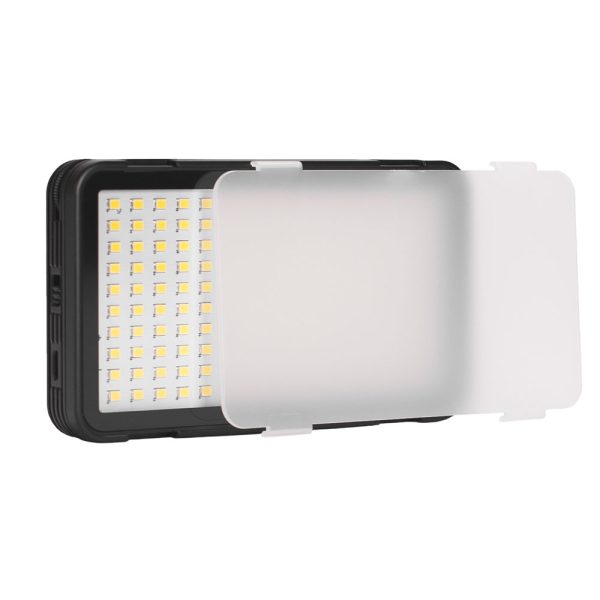 Godox Led LEDM150 on suorakulmainen LED-valopaneeli, jossa on pienistä keltaisista valoista koostuva ruudukko, joka on osittain peitetty puoliksi läpinäkyvällä valkoisella diffuusorilla.