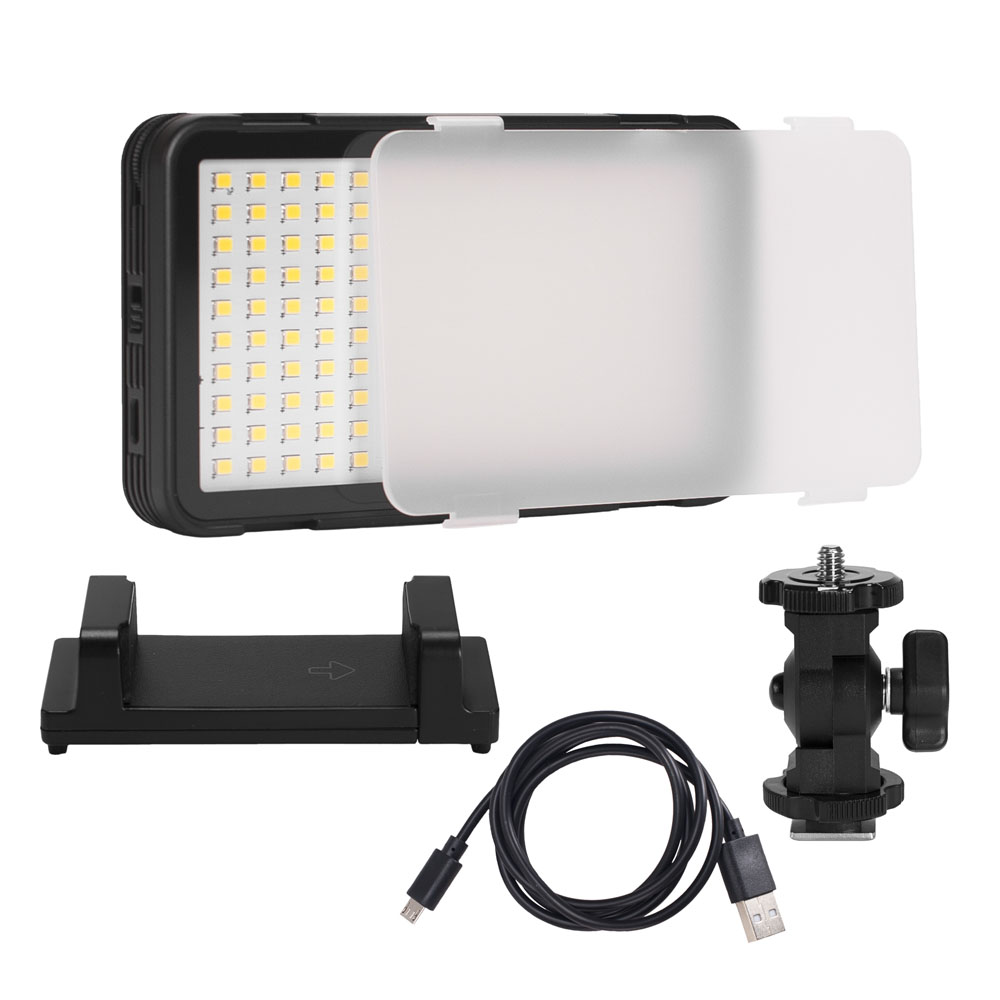 Godox LEDM150 on kannettava LED-videovalaisinpaneeli, jossa on valkoinen diffuusori, säädettävä kiinnike, puhelimen pidike ja USB-latauskaapeli, kuvassa valkoisella pohjalla.