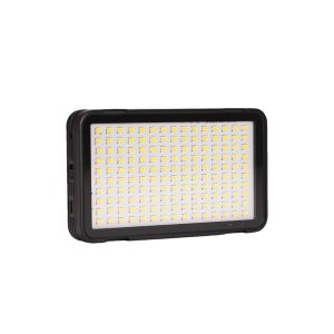 Godox LEDM150 on suorakulmainen LED-paneelivalaisin, jossa on musta kehys ja useita pieniä LED-valoja ruudukkokuviona sen etupuolella valkoista taustaa vasten.