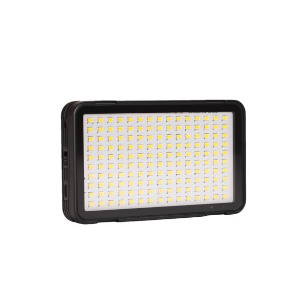 Godox LEDM150 on suorakulmainen LED-paneelivalaisin, jossa on musta kehys ja useita pieniä LED-valoja ruudukkokuviona sen etupuolella valkoista taustaa vasten.