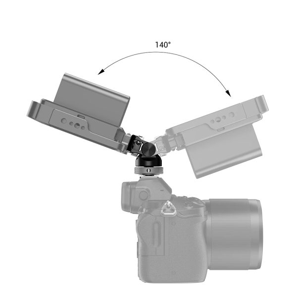 SmallRig 2346 Swivel & Tilt Mount with Cold Shoe on kuvassa kiinnitettynä digitaalikameraan, ja sen ulkoinen näyttö näkyy kahdessa asennossa ja kaareva nuoli osoittaa 140 asteen kallistusalueen.