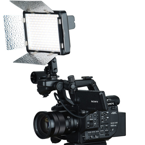 Ammattikäyttöön tarkoitettu Godox Led LF308BI -paneelivalaisin lato-ovilla, joka on asennettu Sonyn 4K-videokameraan, jossa on erilaisia ohjauspainikkeita, zoom-objektiivi ja sivukahva.