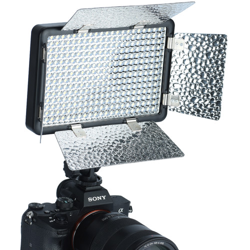 Godox Led LF308BI on ammattikäyttöön tarkoitettu kameraan kiinnitettävä LED-paneelivalaisin, jossa on heijastavat lato-ovet tarkkaan valaistuksen hallintaan valokuvauksen tai videokuvauksen aikana.