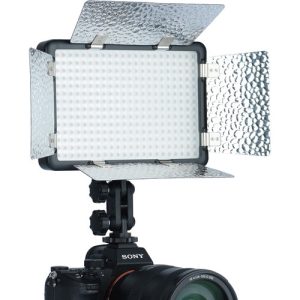 Godox Led LF308BI, johon on kiinnitetty LED-paneelivalo, jossa on neljä säädettävää, kuvioidun hopeanväristä lato-ovea valon suunnan säätöä varten.