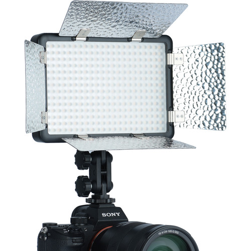 Godox Led LF308BI, johon on kiinnitetty LED-paneelivalo, jossa on neljä säädettävää, kuvioidun hopeanväristä lato-ovea valon suunnan säätöä varten.