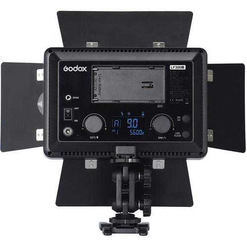 Takakuva Godox Led LF308D LED-videovalaisimesta, jossa on säätönupit, LCD-näyttö, paristopaikka, neljä säädettävää lato-ovea valon suuntaamista varten ja näkyvä kiinnitys, jossa on säätövarsi yksikön alla.