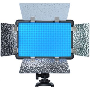 Godox Led LF308D on suorakulmainen LED-videovalaisinpaneeli, jossa on kirkas sininen hehku ja jota ympäröi neljä säädettävää, hopeanväristä metallista lato-ovea ja joka on asennettu mustaan jalustaan.