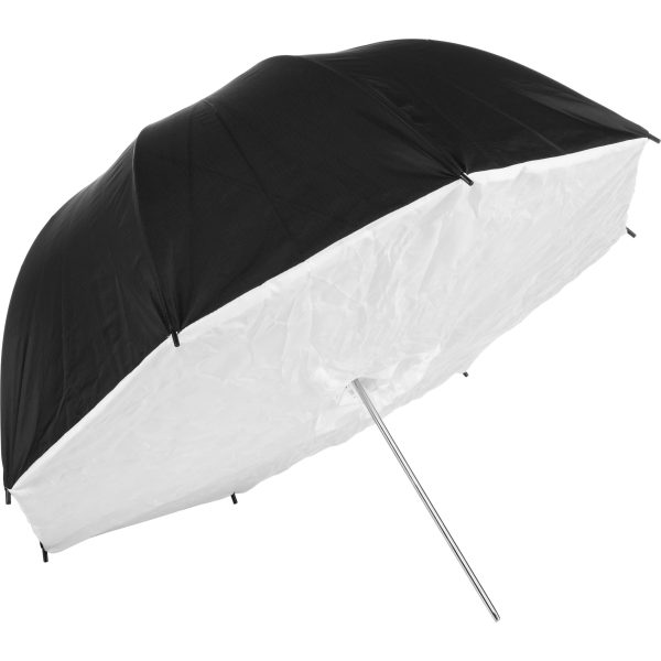 1585232341_721 Godoxin 101 cm:n sateenvarjolaatikko Black/Silver on esitetty avattuna ja kallistettuna, ja siinä on musta ulkopinta, hopeinen sisäpinta ja näkyvä hopeinen metallivarsi.