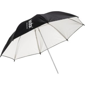 Godoxin 101 cm:n salamasateenvarjossa White/Black on suuri koko, musta ulkopinta, valkoinen sisäpinta, metallivarsi ja Godoxin logo mustassa paneelissa.