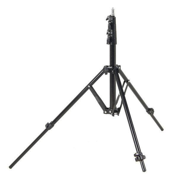1591864594_793 Mustana esitetyssä Godox 190F Compact Adjustable Leg Light Stand -valaisinjalustassa, jossa on kolme pidennettyä jalkaa ja keskipylväs, on säädettävät jalat ja turvalliset lukitusmekanismit valkoista taustaa vasten.