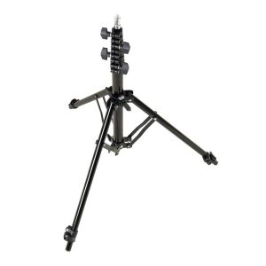 1591864597_651 Godox 190F Compact Adjustable Leg Light Stand -valaisinjalusta, jossa on musta viimeistely, kolme jalkaa, useita kiristysnuppeja ja keskeinen tukitanko, näkyy valkoista taustaa vasten.