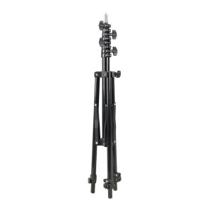1591864599_480 Godox 190F Compact Adjustable Leg Light Stand on musta, kokoontaitettava kolmijalkainen kolmijalkainen jalusta, jossa on säädettävät korkeussäädöt ja kolme jalkaa, kuvassa pystyasennossa valkoisella pohjalla.
