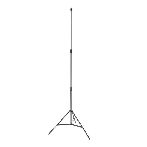 Godox 290F Heavy Duty Light Stand on korkea, musta, säädettävä kolmijalkainen kolmijalkainen kolmijalkainen jalusta, joka on täysin ulosvedetty ja esitetty valkoista taustaa vasten.