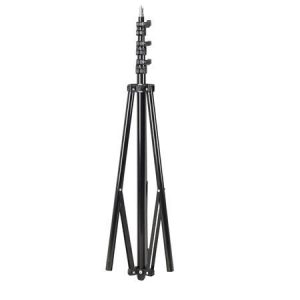 1596807104_260 Godox 300F Light Stand on musta, säädettävä kolmella pidennetyllä jalalla ja useilla lukittavilla osilla varustettu kolmijalkainen jalusta, joka on suunniteltu tukemaan kameroita, valoja tai muita laitteita.