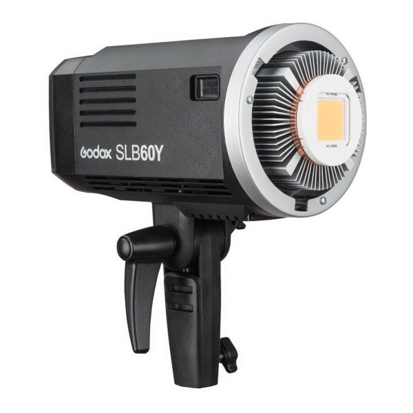1600153090_388 Godox SLB 60Y -LED-valo on musta LED-videovalaisin, jossa on kahva ja kiinnityskannatin, ja sen etulamppu ja jäähdytystuuletin näkyvät valkoista taustaa vasten.