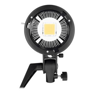Lähikuva Godox SL60Y -LED-valosta, mustasta studiovalaisimesta, jossa on pyöreä jäähdytyselementti, kiinnitetty jalka ja suuri neliönmuotoinen LED-paneeli keskellä.