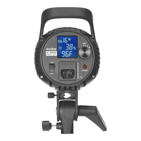 Lähikuvassa Godox SL60Y -LED-valon takapaneelista näkyvät sen säätimet, nupit, painikkeet, kahva, sininen digitaalinäyttö, virtakytkin ja kiinnike.