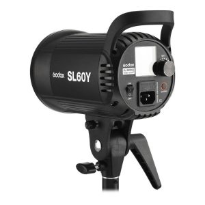 Godox SL60Y -LED-valo on asennettu jalustalle, jossa näkyy sen takaohjauspaneeli, virtakytkin, säätönuppi, tuuletusaukot ja LED-näyttö.
