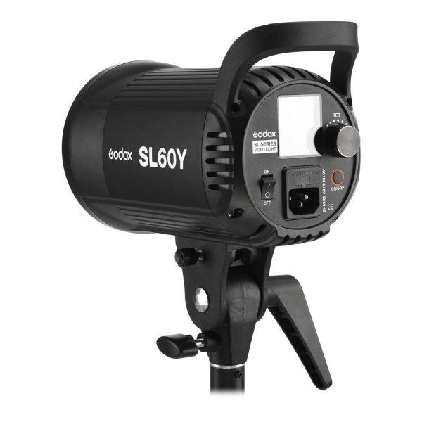 Godox SL60Y -LED-valo on asennettu jalustalle, jossa näkyy sen takaohjauspaneeli, virtakytkin, säätönuppi, tuuletusaukot ja LED-näyttö.