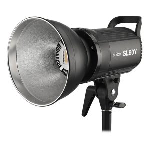 Jalustalle asennettu musta Godox SL60Y -LED-valo, jossa on suuri heijastin ja näkyvä LED-siru lampun pään sisällä.
