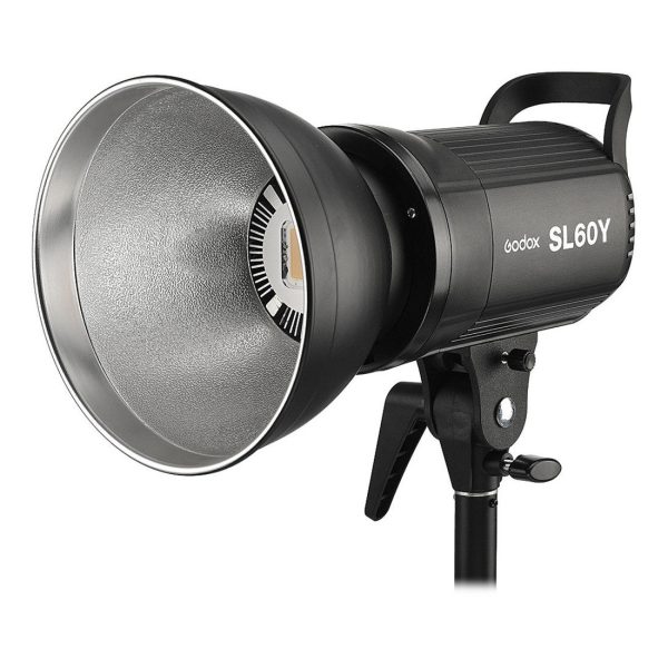 Jalustalle asennettu musta Godox SL60Y -LED-valo, jossa on suuri heijastin ja näkyvä LED-siru lampun pään sisällä.