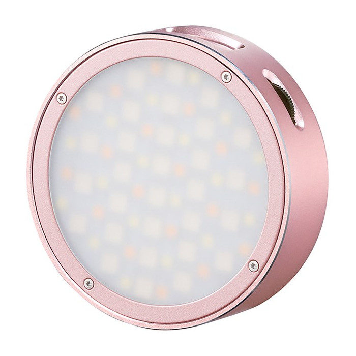 Godox R1 Mobile RGB LED-valaisin - Pinkki on pyöreä, vaaleanpunainen LED-paneeli, jossa on himmeä etukansi, metallinen kehys, pienet ruuvit ja tuuletusaukkojen kaltaiset aukot sivulla.