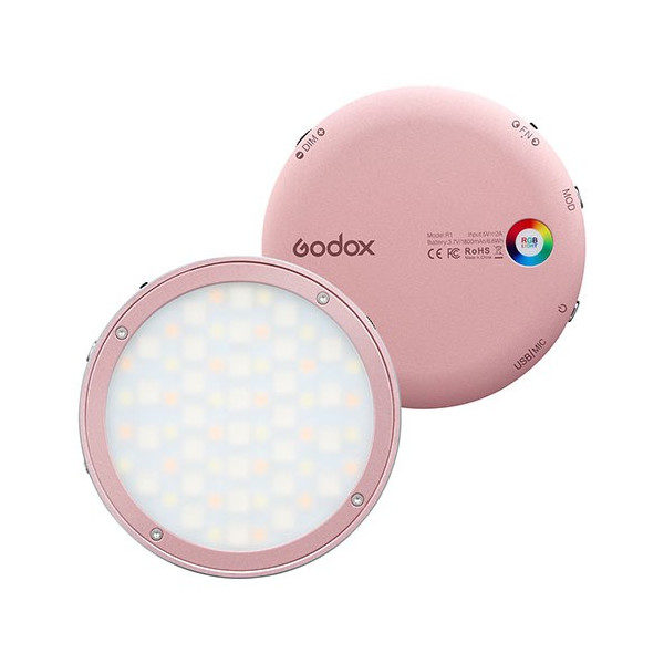 Kaksi pyöreää vaaleanpunaista Godox R1 Mobile RGB LED -valaisinta näytetään; toisessa näkyy sen valaistu LED-paneeli ja toisessa sen takaosa, jossa on ohjauspainikkeet ja värisäätöpyörä.