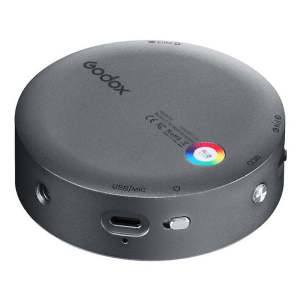 Godox R1 Mobile RGB LED-valaisin - Harmaa on pyöreä, harmaa laite, jossa on USB/MIC-portti, painikkeet, merkkivalot ja pieni monivärinen pyöreä kosketusnäyttö, jonka päällä on Godox-merkin nimi.
