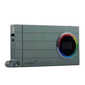 Godox M1 Mobile RGB LED-valaisin - Vihreä on kompakti, suorakulmainen, metallinharmaa LED-valaisin, jonka etupuolella on pyöreä väripyörän näyttö, jonka alapuolella näkyvät tekniset tiedot ja sertifiointimerkinnät.