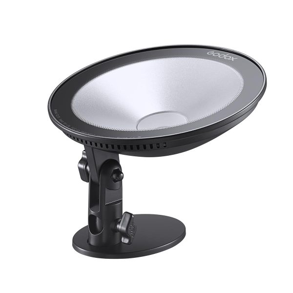 Mustan ja hopeanvärinen Godox CL10 Ambient LED -valaisin, jossa on kaareva, pyöreä muotoilu, on asennettu säädettävään jalustaan valkoista taustaa vasten.