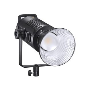 Godox SZ200Bi Zoomable Bi Color LED Video Light - LED-valo on musta studio-LED-valonheitin, jossa on hopeanvärinen heijastava lautanen, kahva ja säädettävä jalka monipuolista asemointia varten.