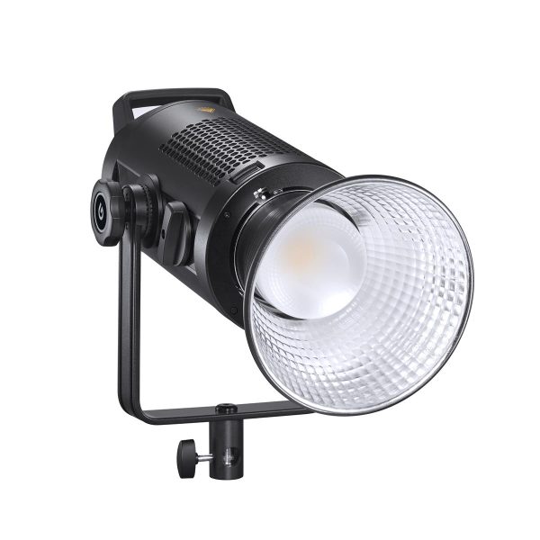 Godox SZ200Bi Zoomable Bi Color LED Video Light - LED-valo on musta studio-LED-valonheitin, jossa on hopeanvärinen heijastava lautanen, kahva ja säädettävä jalka monipuolista asemointia varten.