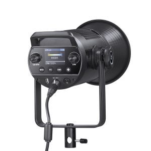 Godox SZ200Bi Zoomable Bi Color LED Video Light -valaisimessa on digitaalinen näyttö, ohjauspainikkeet, nupit ja tuloliitännät takapaneelissa sekä säädettävä jalustakiinnike. Näytössä näkyvät värilämpötila- ja himmennystasoasetukset.