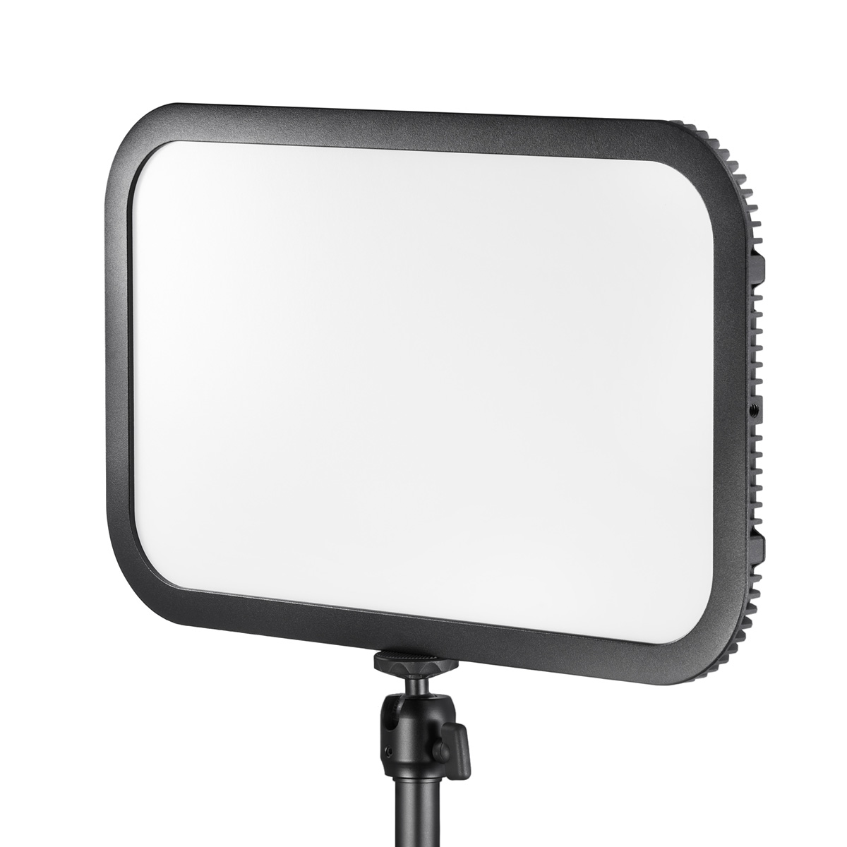 Godox E-sports LED Light ES45 Kit -valaisimessa on suorakulmainen LED-paneeli, jossa on musta kehys ja joka on asennettu mustalle säädettävälle jalustalle valkoista taustaa vasten.